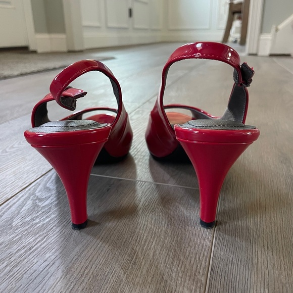 LIFE STRIDE red patent leather heals women’s size 10 - Picture 3 of 5